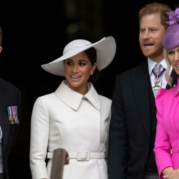 Harry ja Meghan rupattelivat Elisabetin kiitosjumalanpalveluksen jälkeen prinssin serkkujen Peter Phillipsin ja Zara Tindallin kanssa katedraalin edustalla. Sussexin herttuapari Harry ja Meghan, Peter Phillips ja Zara Tindall