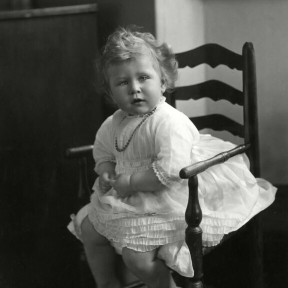 Kuningatar Elisabet vuoden ja 4 kuukauden ikäisenä. elisabet