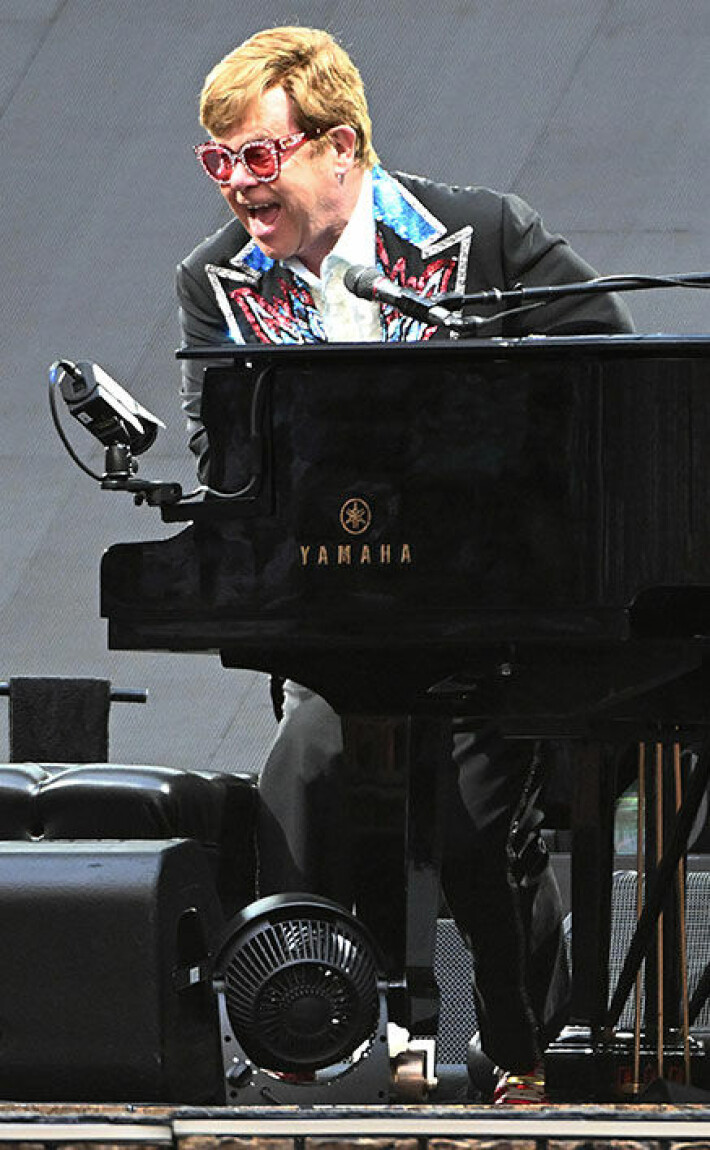 Sir Elton veti viikonloppuna 2,5 tunnin show'n Milanossa Italiassa. Sir Elton John