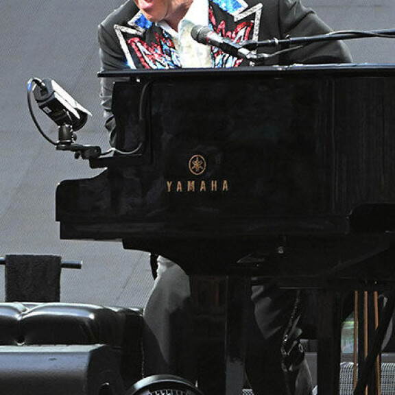 Sir Elton veti viikonloppuna 2,5 tunnin show'n Milanossa Italiassa. Sir Elton John
