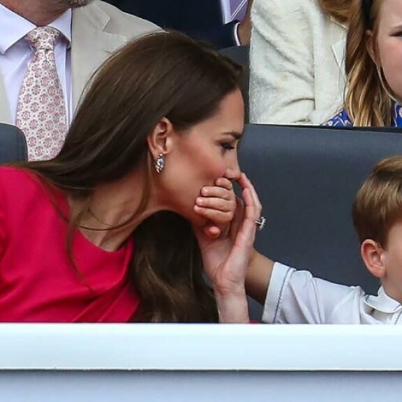 Louis tukki äitinsä suun tämän ojentaessa riehuvaa poikaansa. Cambridgen herttuatar Catherine ja prinssi Louis