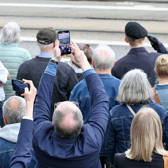 Tuomas kurkotti korkealle saadakseen videon tallennettua. Tuomas Enbuske ja Katri Manninen