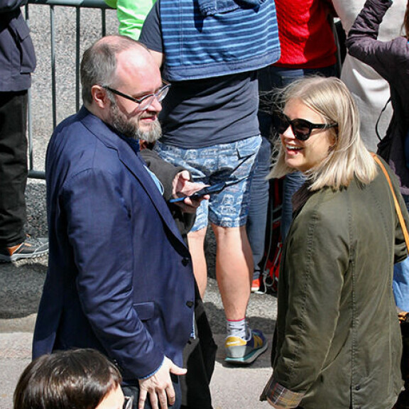 Pariskunnalla oli silminnähden hauskaa toistensa seurassa. Tuomas Enbuske ja Katri Manninen