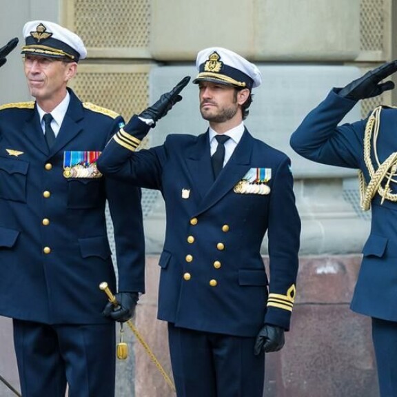 Carl Philip seurasi vahdinvaihtoa palatsin ulkopihalla. Ruotsin prinssi Carl Philip