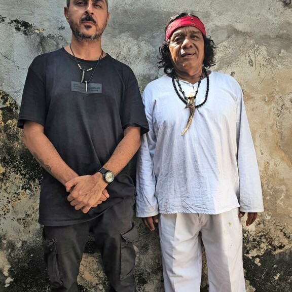 Meksikossa Arman kohtasi maya-šamaanin, joka kertoi saavansa yhteyden henkimaailmaan. Meksikossa Arman kohtasi maya-šamaanin, joka kertoi saavansa yhteyden henkimaailmaan.