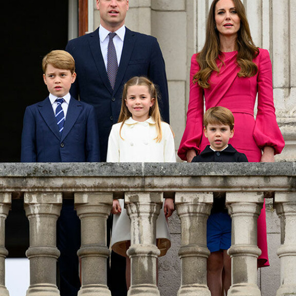Kouluikäisistä Georgesta ja Charlottesta on tullut jo erinomaisia esiintyjiä hovitöissä. Edustustilaisuuksissa George vaikuttaa siskoaan aremmalta. Cambridgen herttuapari William ja Catherine, prinssit George ja Louis sekä prinsessa Charlotte