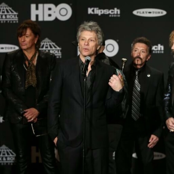 Bon Jovin jäsenet kuvattuna Rock & Roll Hall of Fame -juhlassa vuonna 2018. Alec on kuvassa toinen oikealta. Bon Jovi
