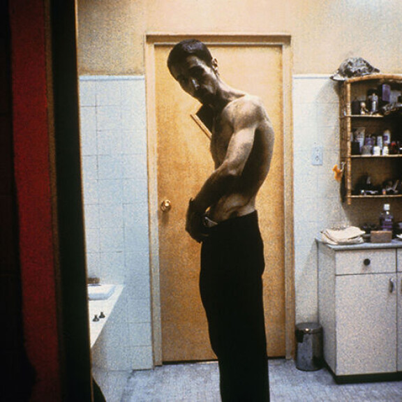 Kaunotar viittasi tällä Christianin tekemiin muodonmuutoksiin elokuvaroolejaan varten. Esimeriksi vuoden 2004 The Machinist -elokuvaan tähti laihdutti yli 28 kiloa. Christian Bale