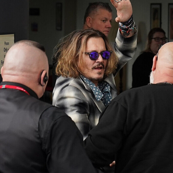 Johnny Depp ei saapunut kuulemaan oikeuden tuomiota paikan päälle. Hän tervehti fanejaan ratkaisun jälkeen Newcastlessa, Englannissa. Johnny Depp