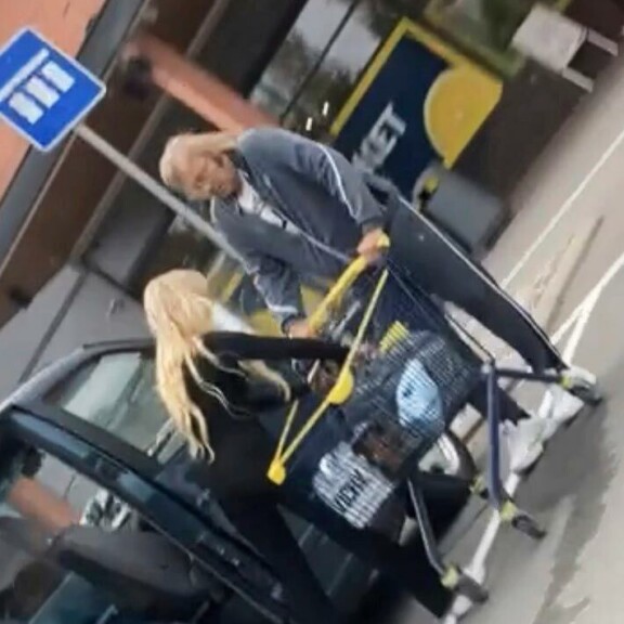 Danny katsoi vieressä! Helmi Loukasmäen puuhastelut herättivät huomiota Raumalla – kuva! Danny ja Helmi