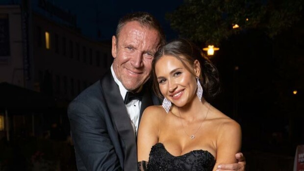 Renny ja Johanna Harlin hempeilivät Ranskan Rivieralla – kuumat raskauskuvat Seiskassa! Renny ja Johanna Harlin