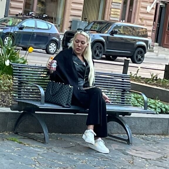 Sandran kyljessä komeili kallis käsilaukku. Sandra Bay