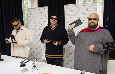 Mitä ihmettä? Esiteltiinkö Teflon Brothersin tiedotustilaisuudessa yhtyeen uusi jäsen? Katso kuva