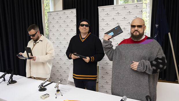 Mitä ihmettä? Esiteltiinkö Teflon Brothersin tiedotustilaisuudessa yhtyeen uusi jäsen? Katso kuva Teflarit
