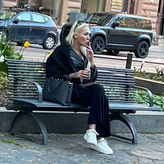Aikuisviihdetähti viihtyi Helsingin ydinkeskustassa yksikseen. Sandra Bay