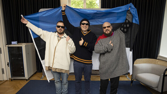 Voli (vas.), Heikki Kuula (kesk.) ja Pyhimys (oik.) ovat innoissaan etelänaapurimme valloittamisesta. Kuva teflareista