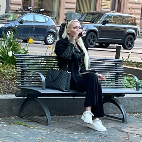 Sandra oli laittautunut kauniisti puistopiknikilleen. Sandra Bay