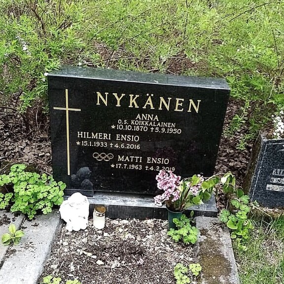 Matin hautaa koristaa kaunis enkelipatsas. Matti Nykäsen hauta