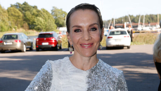 Maria Veitola poseeraa ihmisen kokoisena voileipänä - kuva hämmentää Maria Veitola