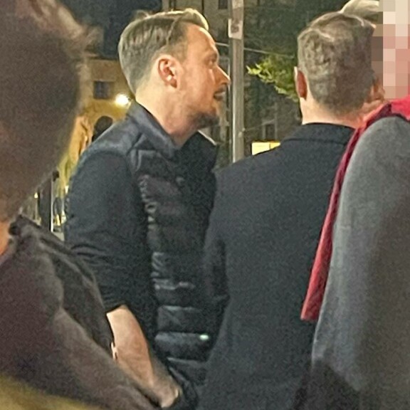 Markus Räikkönen kävi välillä haukkaamassa happea helsinkiläisbaarin ulkopuolella. Markus Räikkönen kävi välillä haukkaamassa happea helsinkiläisbaarin ulkopuolella.