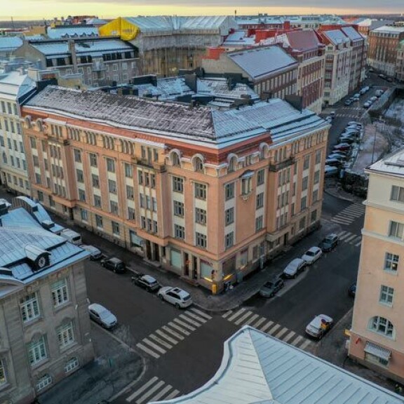 Vanha asunto sijaitsi aivan Eduskuntatalon vieressä, mutta nyt sillä on uusi omistaja. Vanha asunto sijaitsi aivan Eduskuntatalon vieressä, mutta nyt sillä on uusi omistaja.