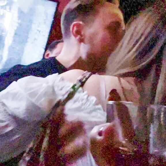 Blondi iski iholle, kun pääministerin puoliso juhli karaokebaarissa. Blondi iski iholle, kun pääministerin puoliso juhli karaokebaarissa.