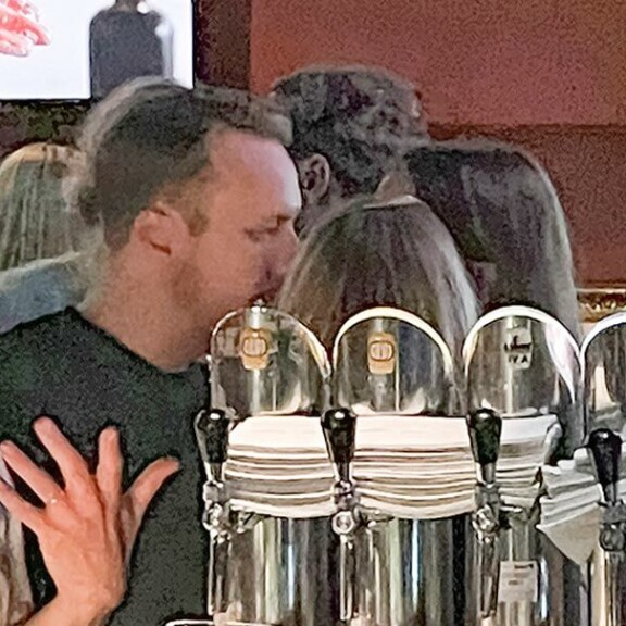 Blondi kuiski Markus Räikkösen korvaan useita kertoja. Blondi kuiski Markus Räikkösen korvaan useita kertoja.