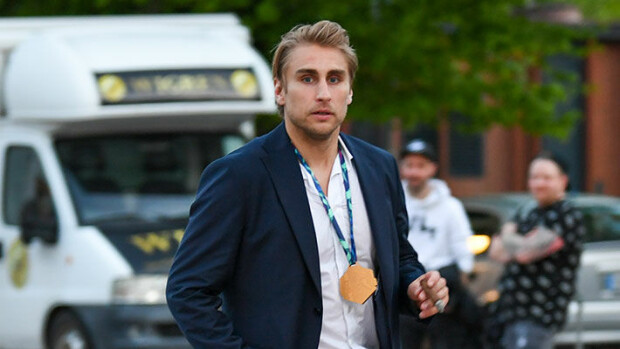 Paksua pötkylää kädessään pitänyt kultaleijona Valtteri Filppula antoi pojalle kyytiä - kuvat Filppula