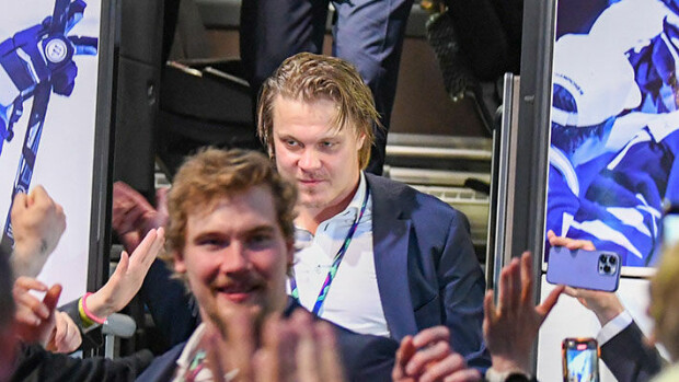 Paparazzikuvat MM-jatkoilta: Mikael Granlund vaati erikoiskohtelua vip-baarissa aamuviideltä! Mikke Granlund