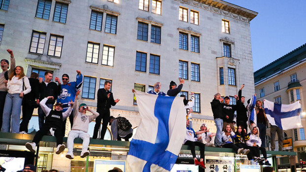 Huomasitko? Myös he ryntäsivät torille - televisiosta tuttu kaunotar kiipesi aidatun Havis Amandan nokkaan! Juhlijat kauppatorilla