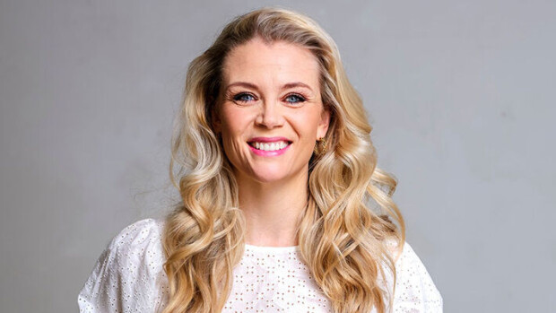 Suomalaistähdet keskellä kiekkohuumaa! Susanna Laine pukeutui Suomi-pupuksi, Juha Perälän kisakatsomo täyttyi mirreistä... Susanna Laine