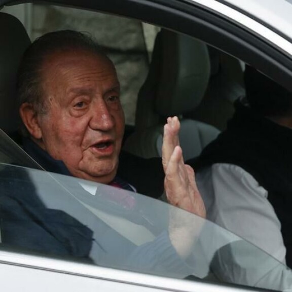 Juan Carlos vilkutti kannattajilleen saapuessaan tapaamaan Felipe-poikaansa Madridissa. Emerituskuningas Juan Carlos