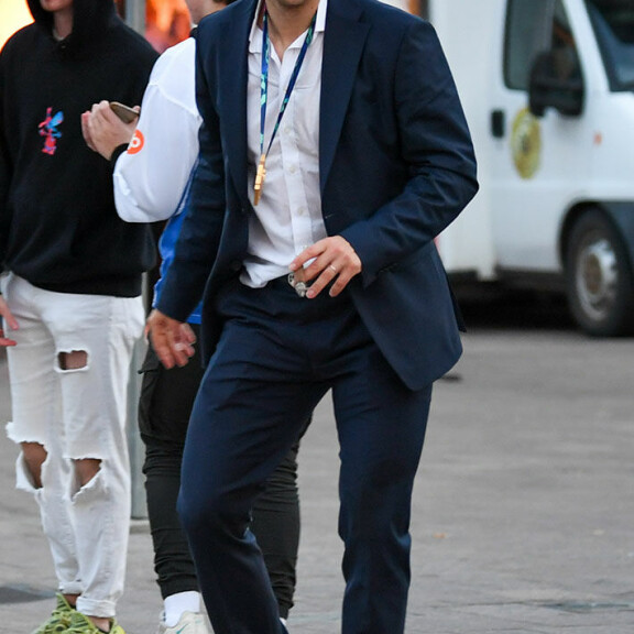 Vihkisormuksen vieressä oli paksu kuubalainen. filppula