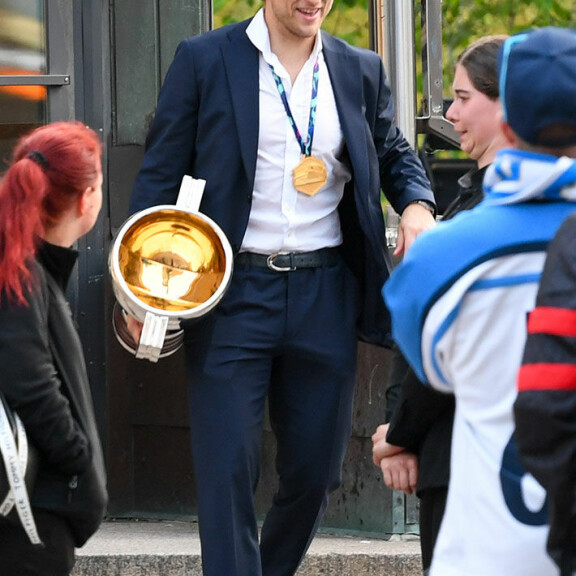 Aamuaurinko jo nousi, kun Valtteri lähti baarista. Valtteri