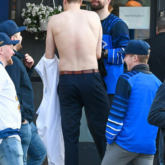 Leijonan tekstiilit vähenivät kansanjoukon katsellessa. saku mäenalanen