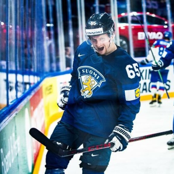 Sakari Manninen täräytti Suomen toisessa erässä 2-1-johtoon. Erä päättyi lopulta tulokseen 3-2. Sakari Manninen
