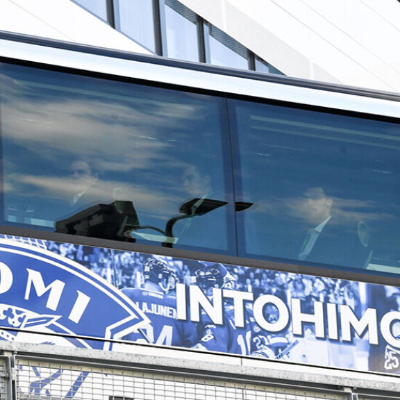 Kiekkoleijonat matkasivat bussilla halki kiekkohuumaisen Tampereen keskustan. Inline 2