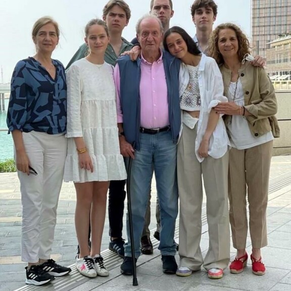 Juan Carlos tapasi tyttärenpoikansa Pablon (takarivissä oikealla) ainakin teinipojan käsipallo-ottelussa. Emerituskuningas Juan Carlos, prinsessat Elena ja Cristina sekä Victoria Federica, Felipe, Pablo, Juan, Miguel ja Irene