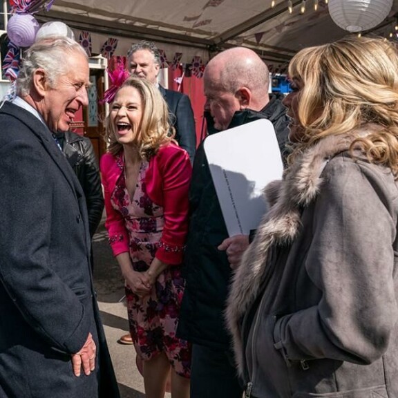 EastEnders-näyttelijä Kellie Bright oli mielissään Charlesin tapaamisesta. Prinssi Charles ja Kelly Bright