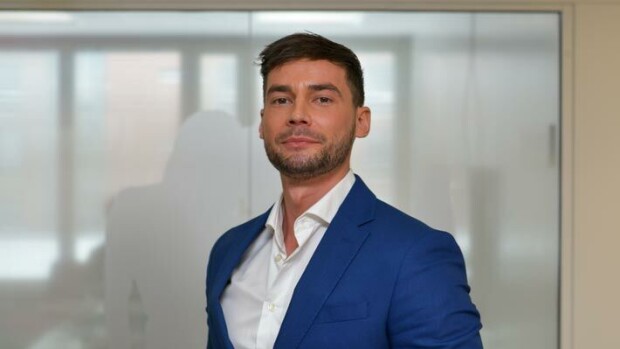 Bachelor-Timolla jo uusi kulta? Viihtyi baarikierroksella vaaleaverikön kanssa – kuva! Bachelor-Timo