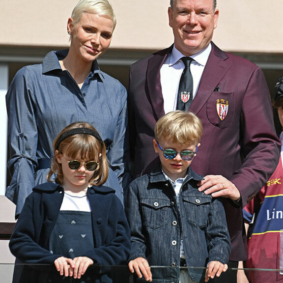 Charlene on hiljalleen palannut edustamaan. Toukokuun alussa hän seurasi rugby-kisoja perheensä kanssa. Monacon ruhtinaspari Albert ja Charlene sekä prinssi Jacques ja prinsessa Gabriella