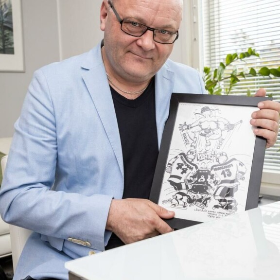 Tapio Suominen isännöi Ylellä monet jääkiekon MM-kisat. Kisastudioon tuli toisinaan myös fanipostia. Tapio Suominen isännöi Ylellä monet jääkiekon MM-kisat. Kisastudioon tuli toisinaan myös fanipostia.