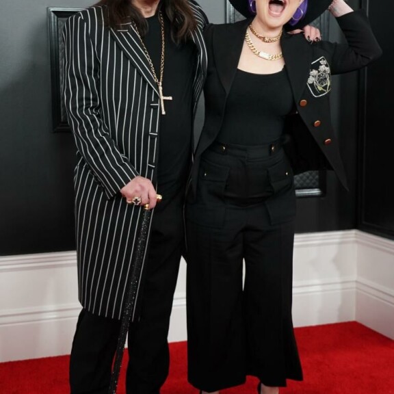 Ozzyn kunto on rapistunut nopeasti. Näin pirteänä hän edusti Kelly-tyttärensä kanssa vuoden 2020 Grammy-gaalassa. Ozzy ja Kelly Osbourne