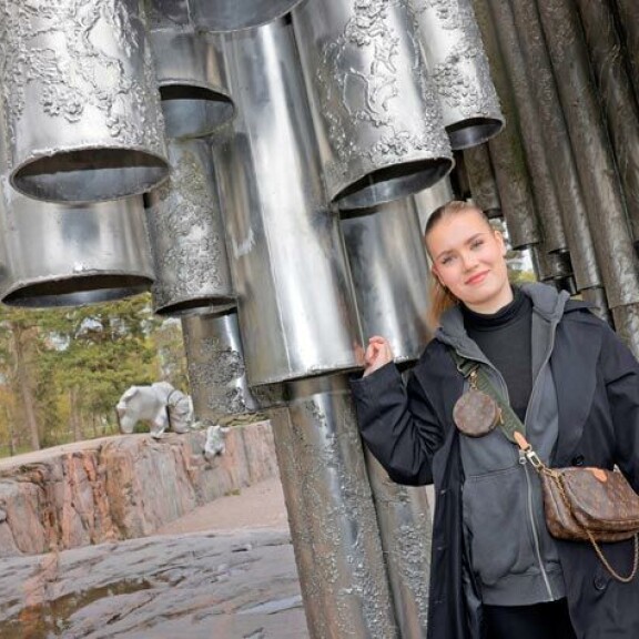 Töölöön mieltynyt julkkiskaunotar käyskentelee toisinaan Sibeliuksen puistossa. Takana komeileva monumentti on Eila Hiltusen käsialaa vuodelta 1967. Töölöön mieltynyt julkkiskaunotar käyskentelee toisinaan Sibeliuksen puistossa. Takana komeileva monumentti on Eila Hiltusen käsialaa vuodelta 1967.