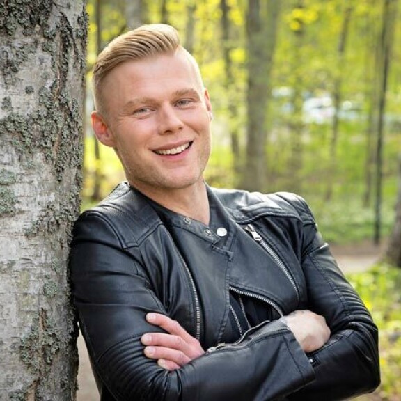 Marco Bjurström yllättää tangotuomarina – tältä suosikkijuontaja näyttää nykyään Aki Samuli