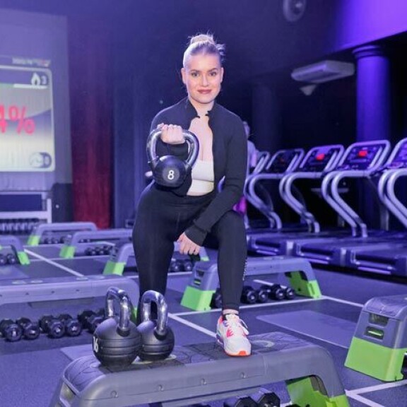 HIIT-hittitreenin parissa pääsee huhkimaan vanhan Kino Adlonin tiloissa TRIB3-kuntosalilla. HIIT-hittitreenin parissa pääsee huhkimaan vanhan Kino Adlonin tiloissa TRIB3-kuntosalilla.
