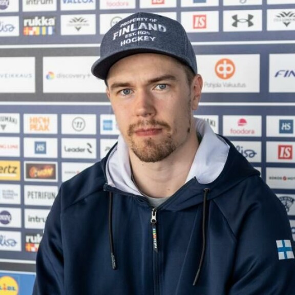 Juho Lammikko lähettää pienen piikin olosuhteista valittaneelle latvialaiselle NHL-vahville. Juho Lammikko lähettää pienen piikin olosuhteista valittaneelle latvialaiselle NHL-vahville.