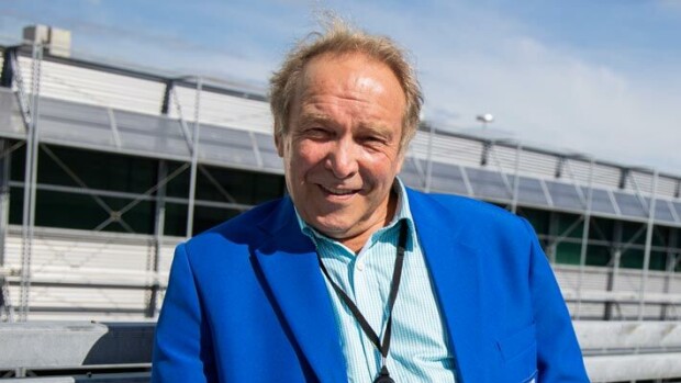 Mitä ihmettä? Teuvo Hakkarainen työnsi lastenvaunuja Brysselissä – kuva Seiskassa! Teuvo Hakkarainen