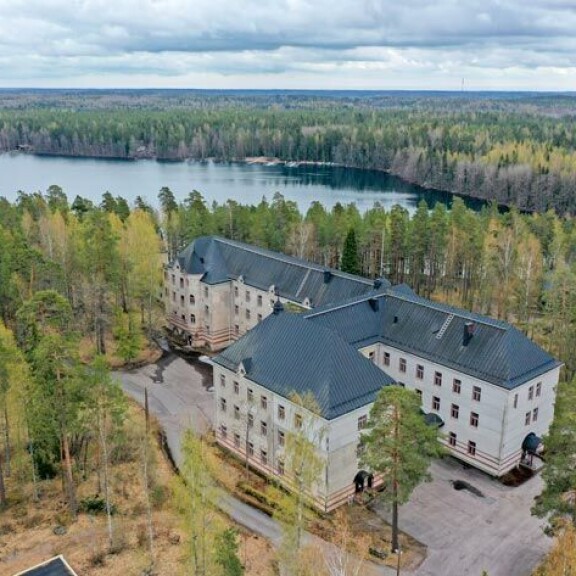 Sairaalan vieressa on järvi, jolla kelpaa kesäisin narrata ahvenia. Sairaalan vieressa on järvi, jolla kelpaa kesäisin narrata ahvenia.