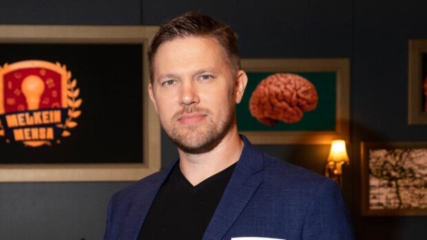 Juha Perälä ja Suomipop-työkaverit kannattavat villisti Leijonia! Vain housut puuttuivat - kuva Juha Perälä